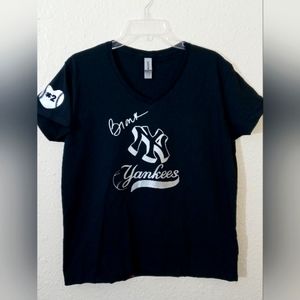 NY Yankees V-Neck T-Shirt. Size XL